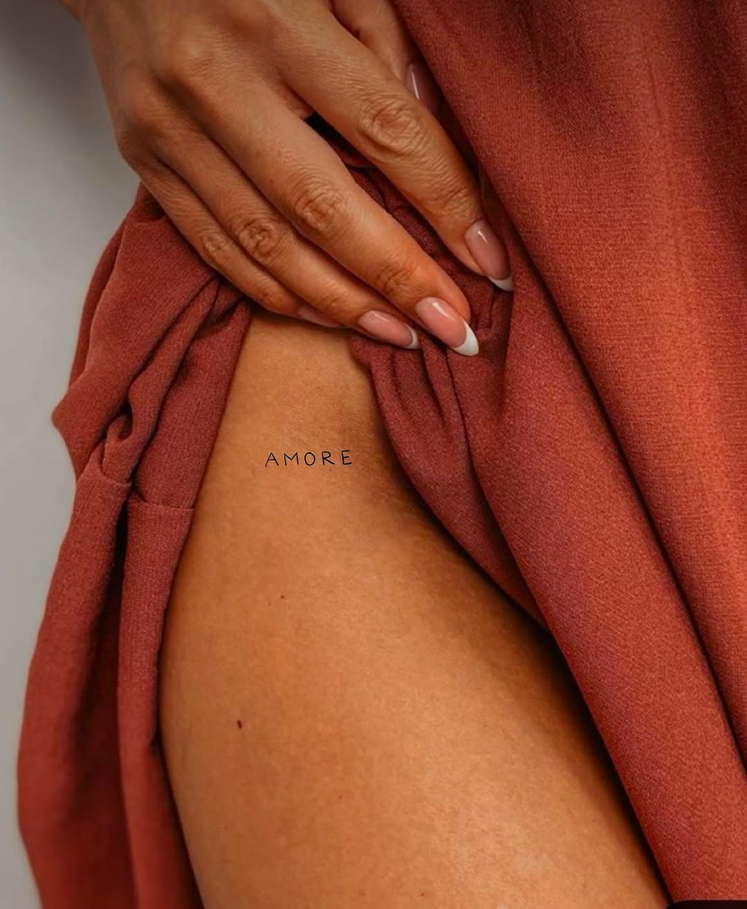 Chic Amore Tattoo Enhances Thigh Fashion