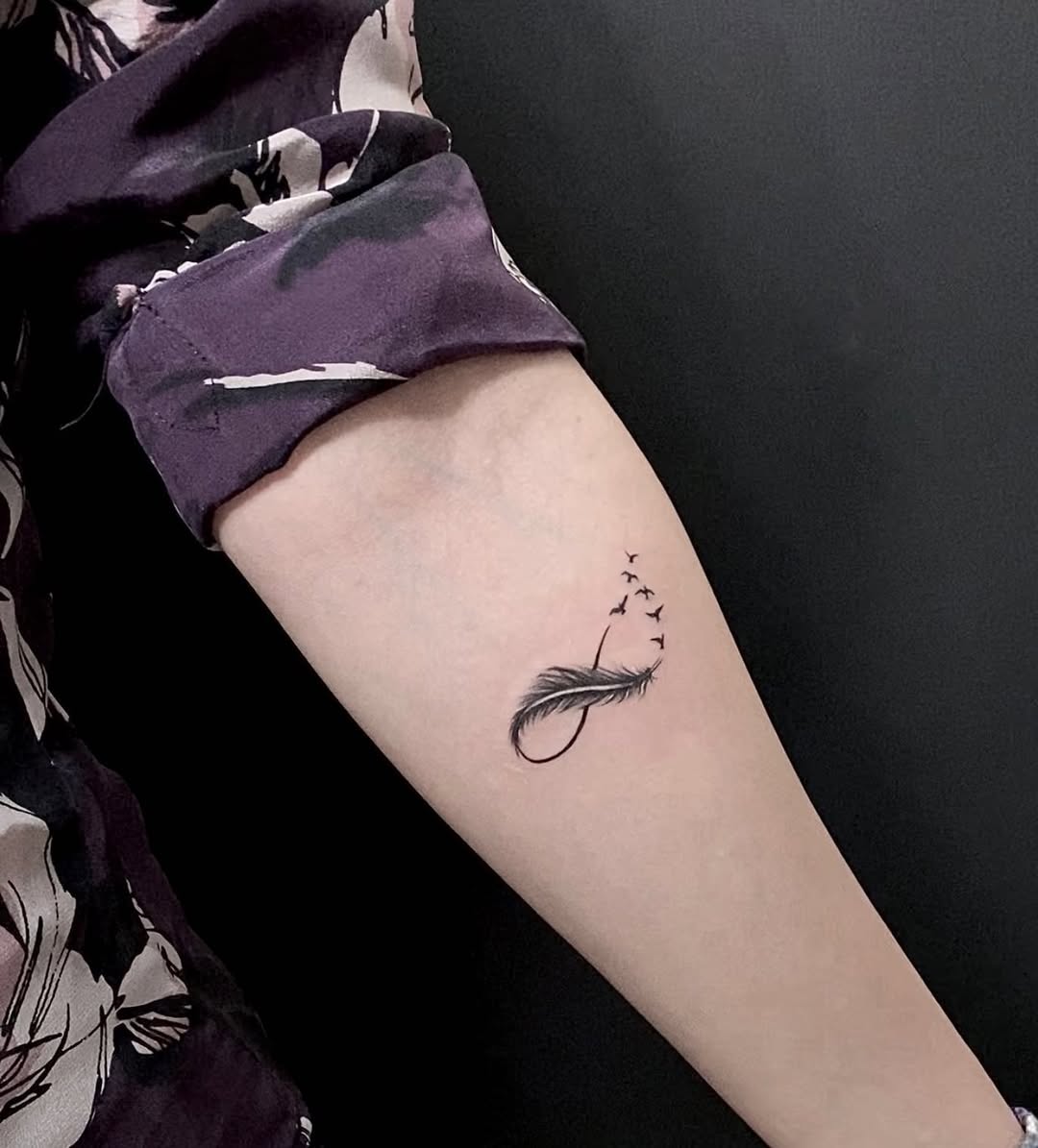 Elegant infinity feather with flying birds design