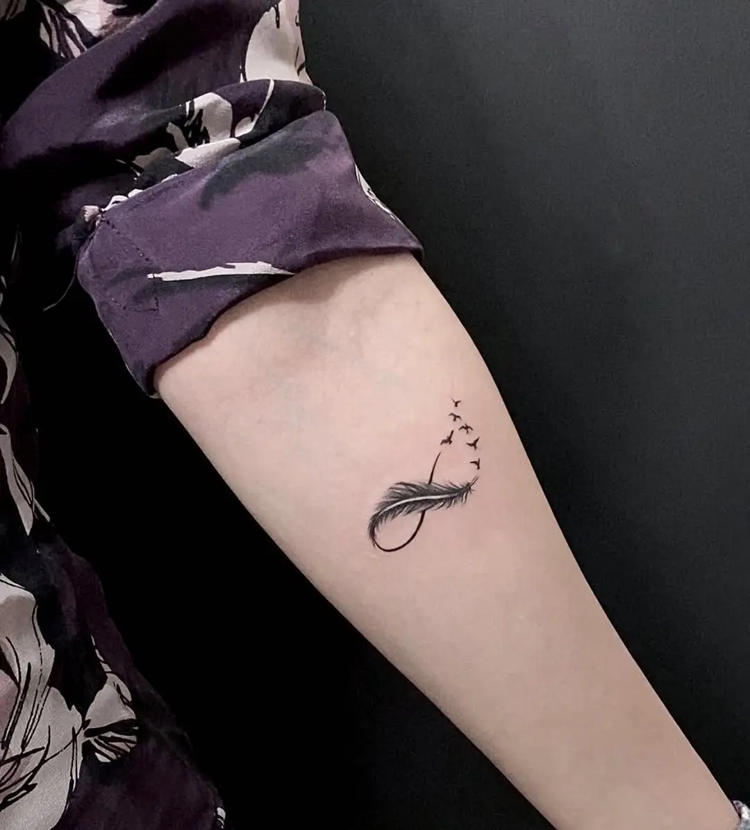 Elegant infinity feather with flying birds design