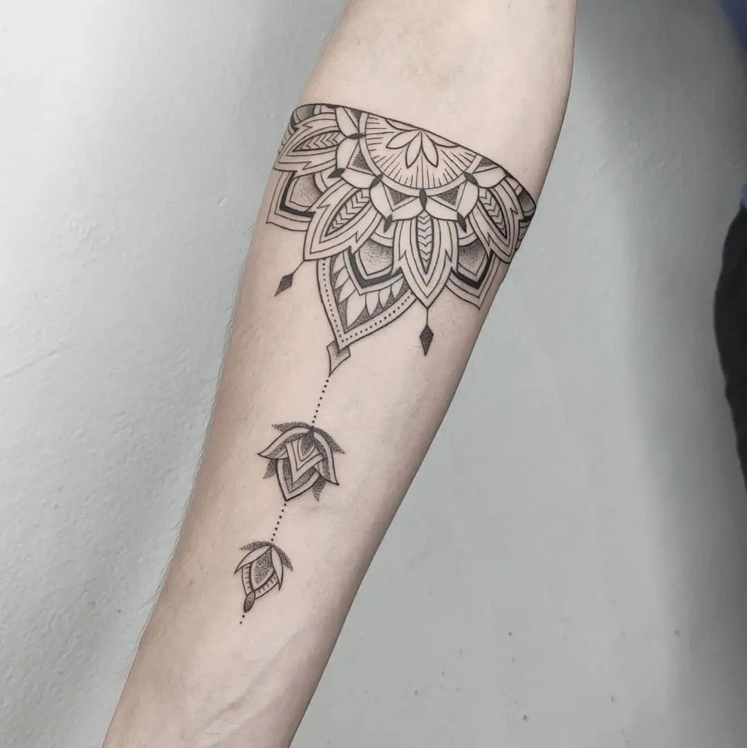 Elegant Mandala Design with Delicate Drops