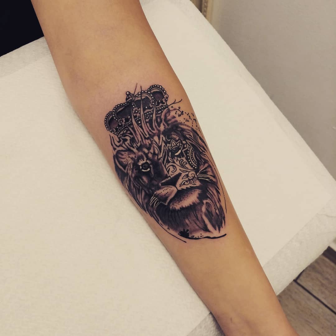 Majestic Leo Tattoo with Crown Details