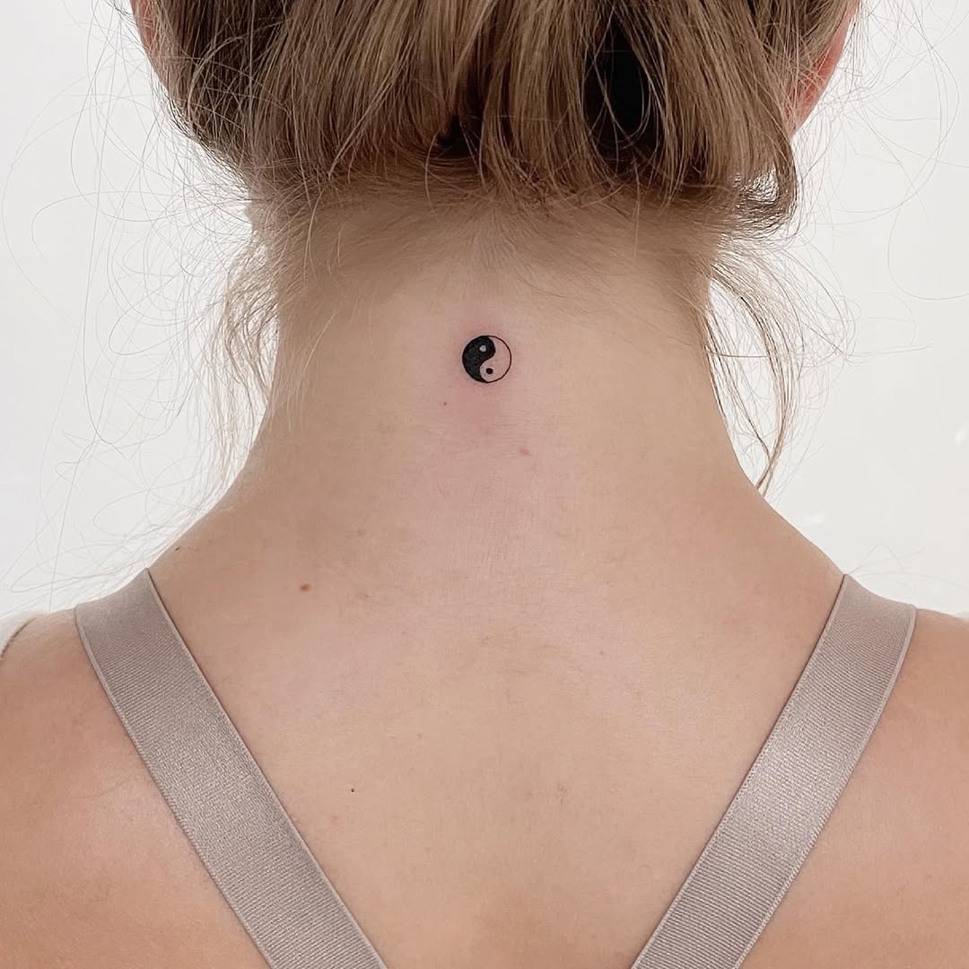 Minimalist Yin Yang Design on the Neck