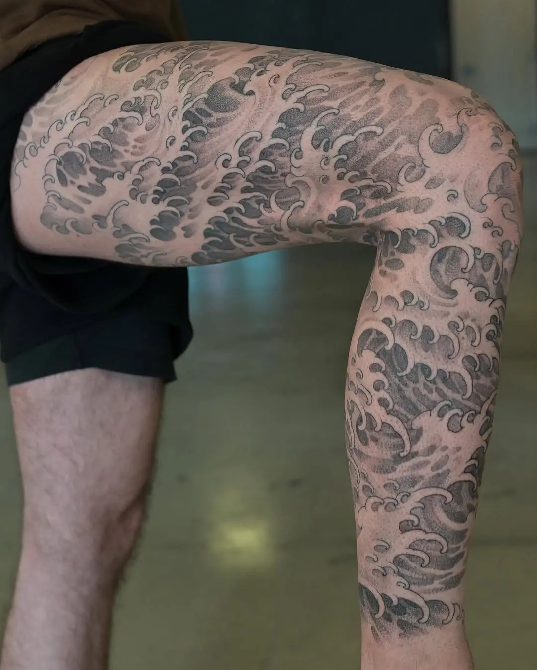 Stunning leg tattoo inspired by ocean waves