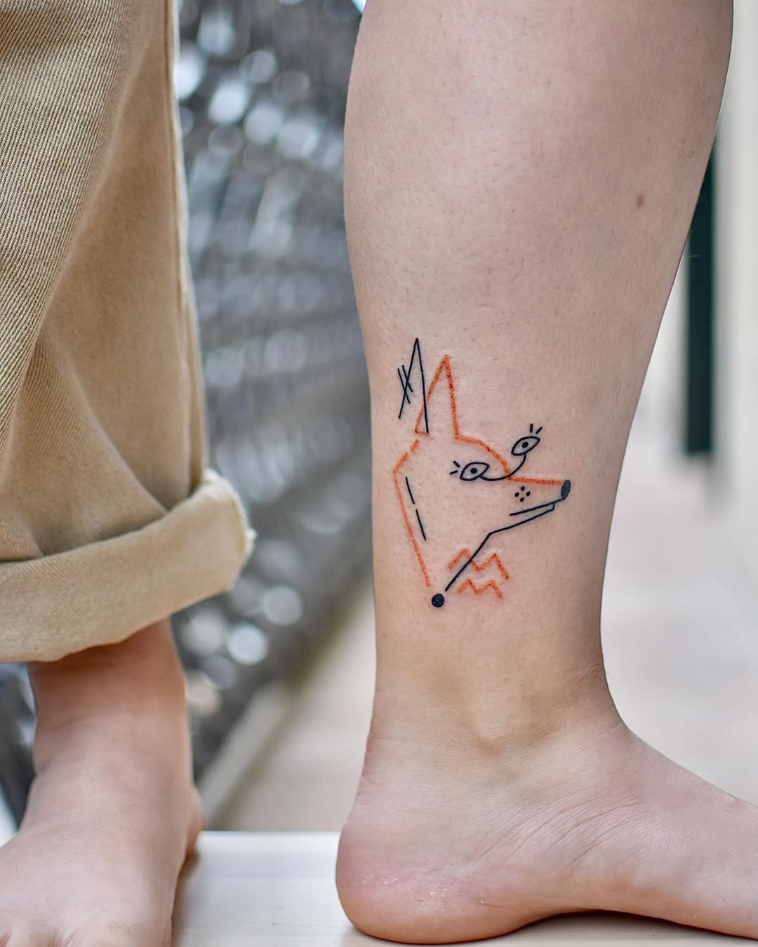 Stylish Minimalist Wolf Tattoo for Modern Aesthetics