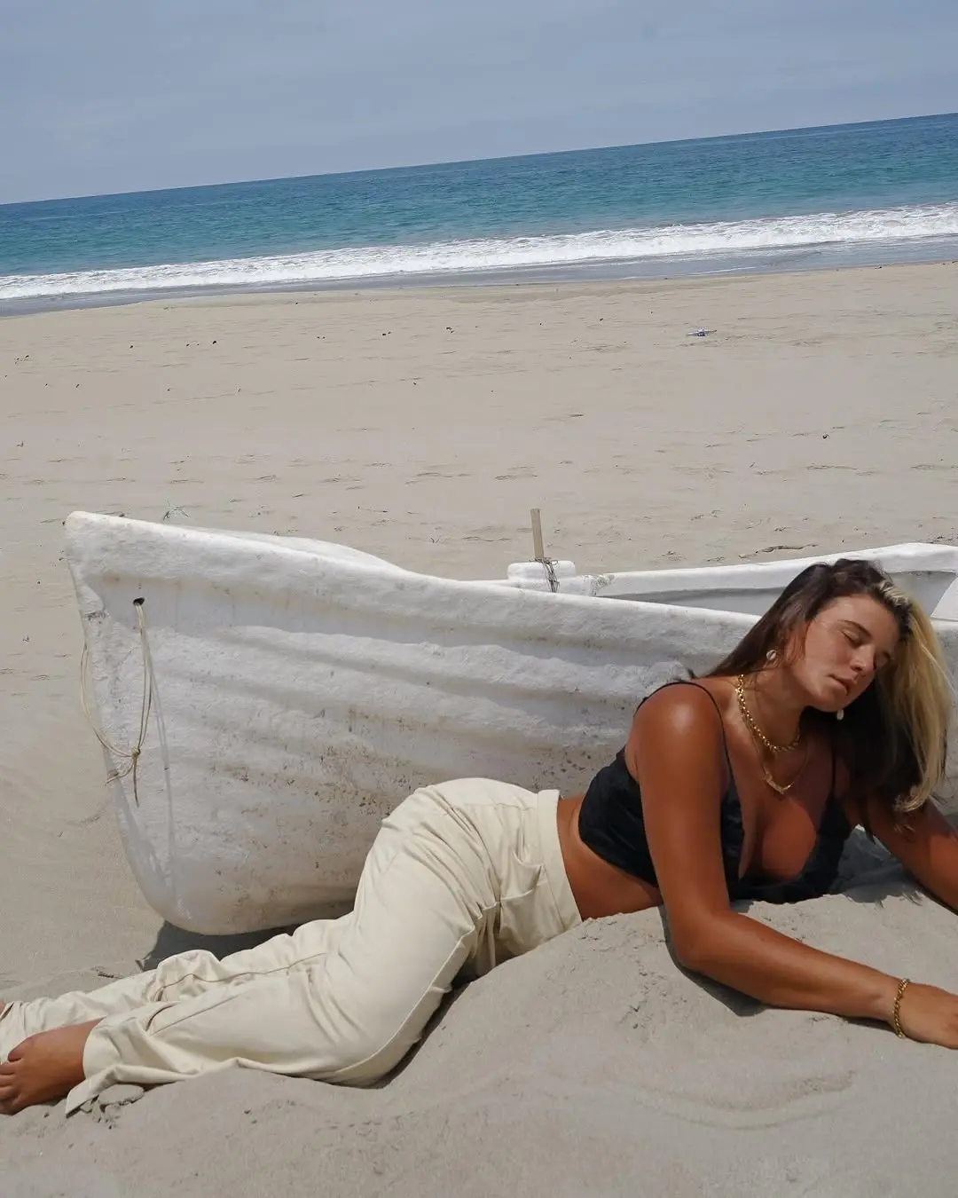 Chic beach vibes with white pants outfit