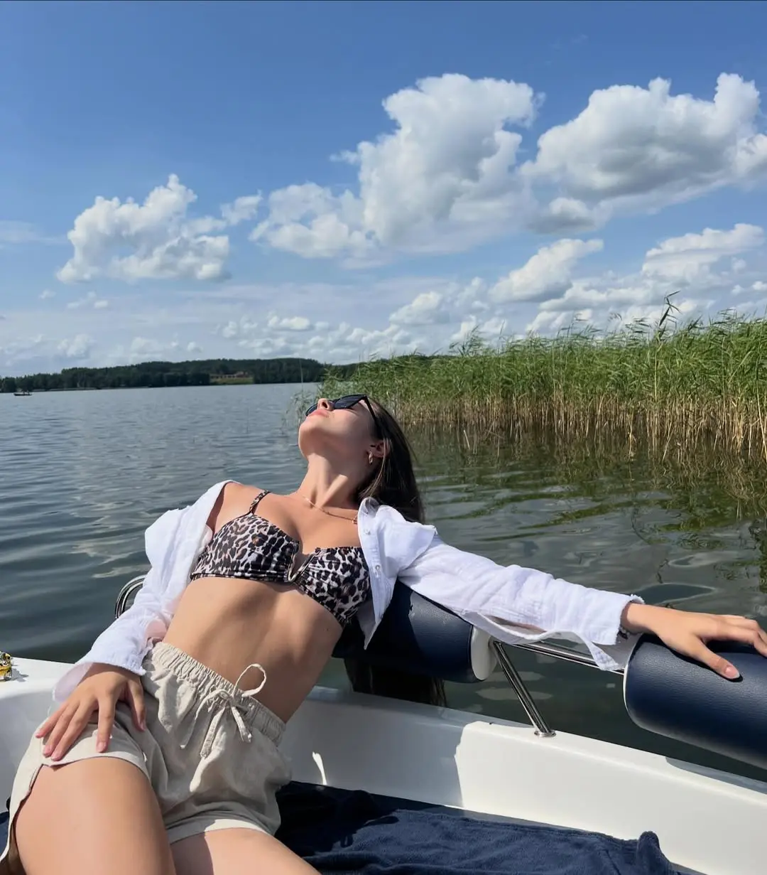 Chic summer boat outfit with a trendy vibe