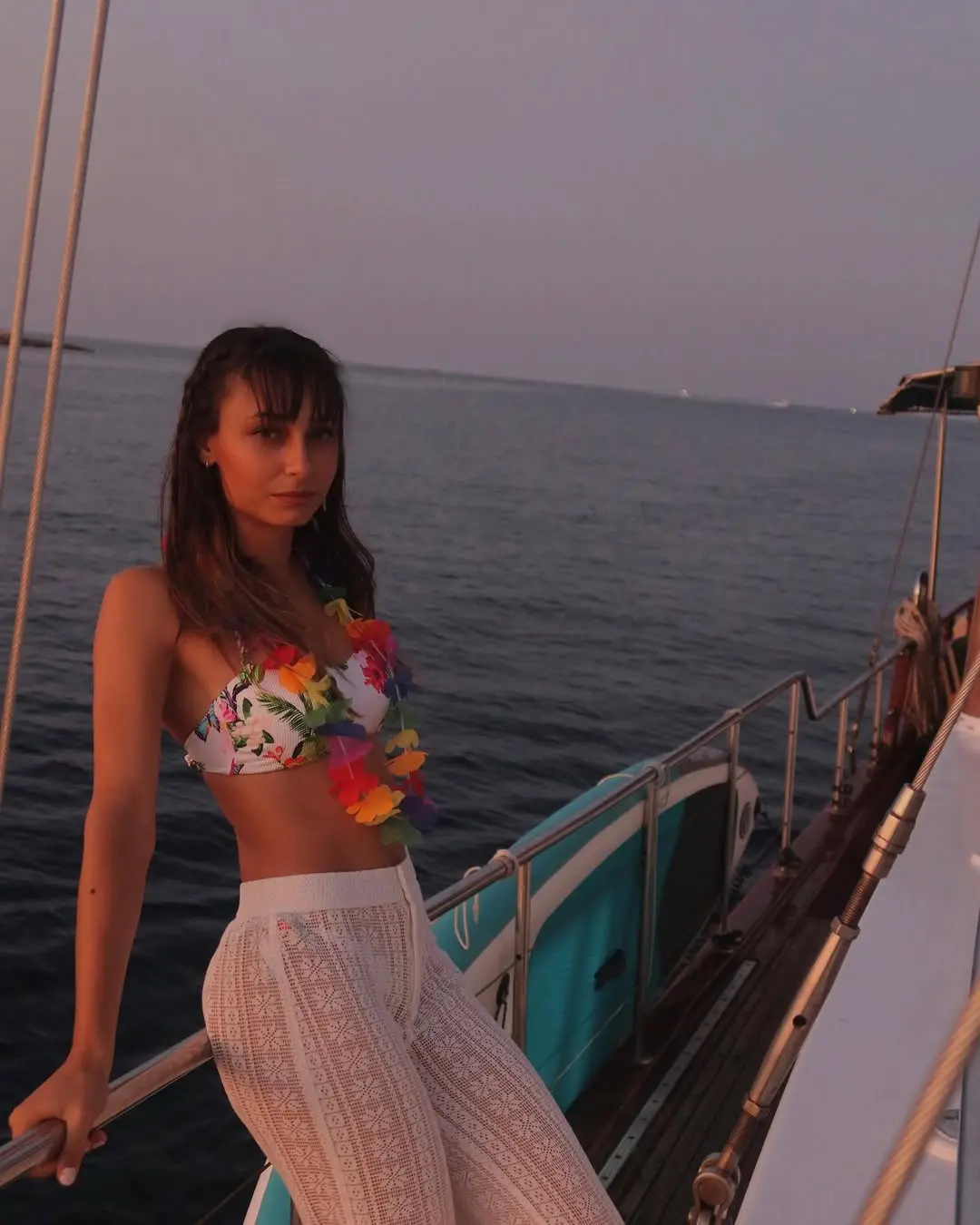 Tropical Vibes for Sunset Sailing Adventures