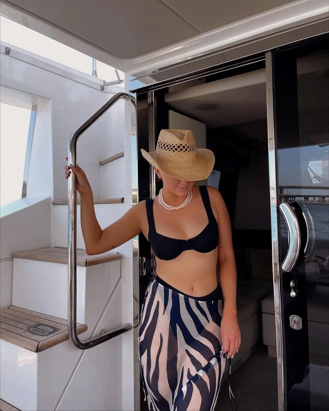 Stylish Summer Boat Outfit for Beach Days