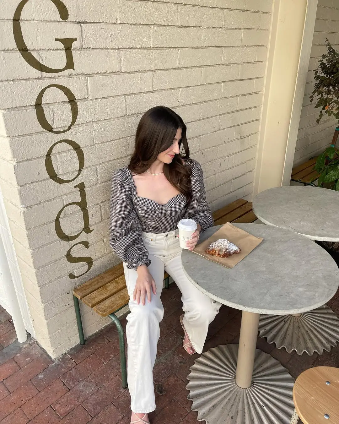 Chic Casual White Pants Ensemble for Any Occasion