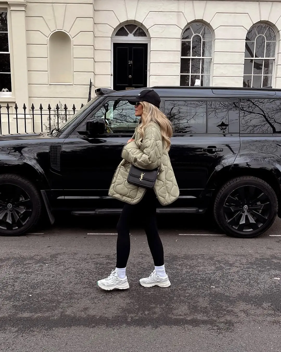 Chic Street Style with Leggings in Spring