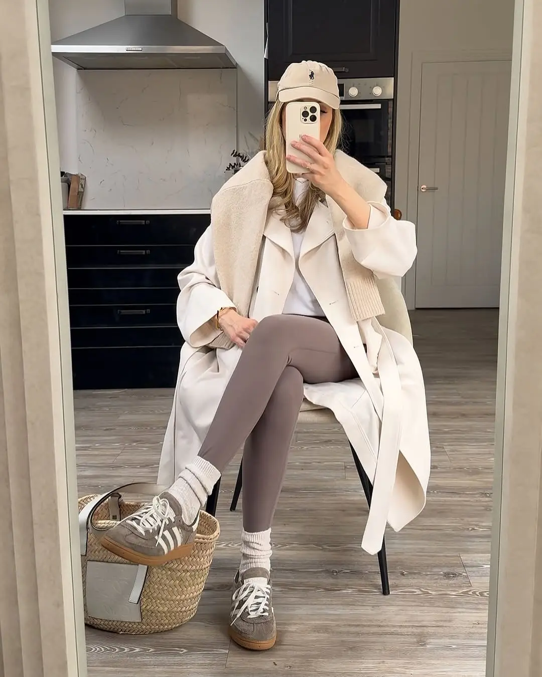 Effortless Style with Chic Leggings Ensemble