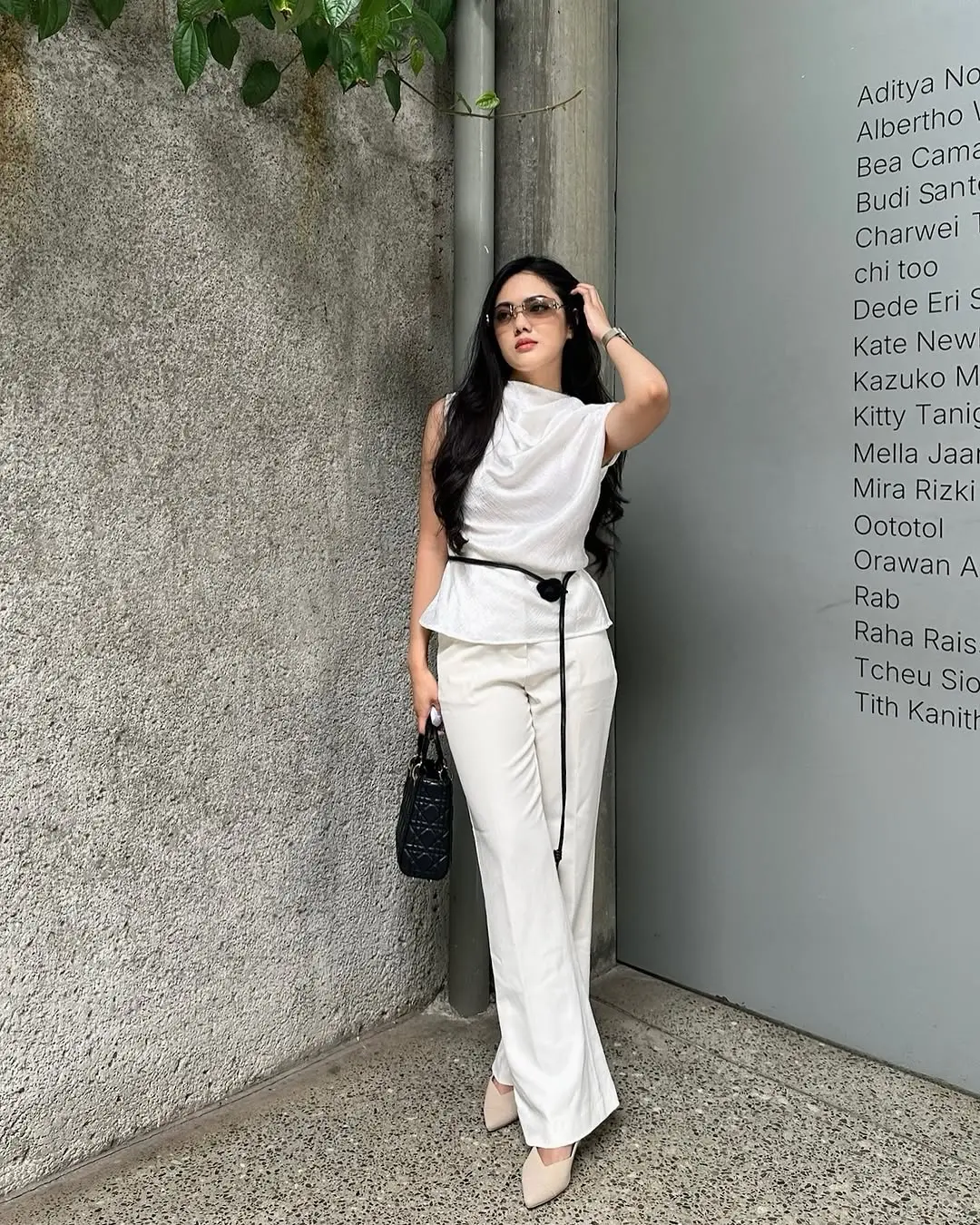 Sleek and Chic White Pants Ensemble