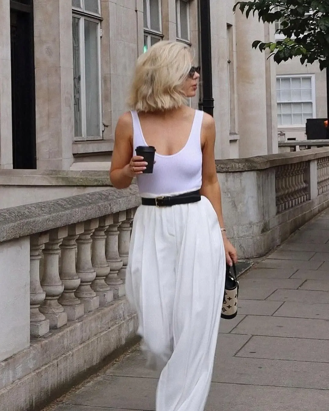 Chic and Casual White Pants Ensemble