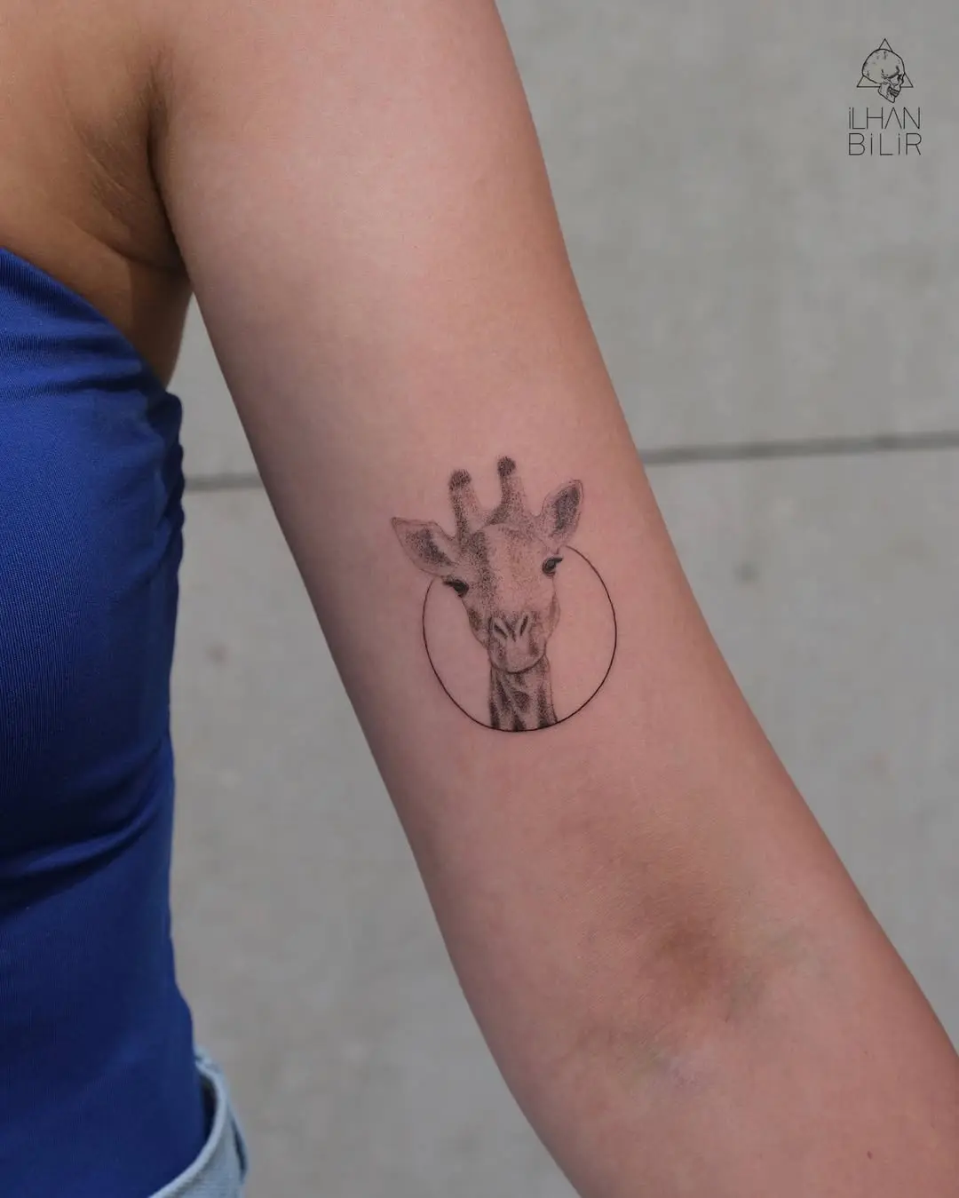 Charming minimalist giraffe tattoo design