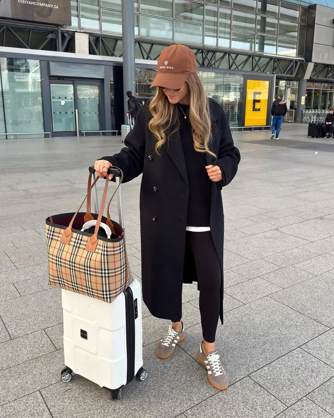 Chic and Comfortable Airport Travel Outfit