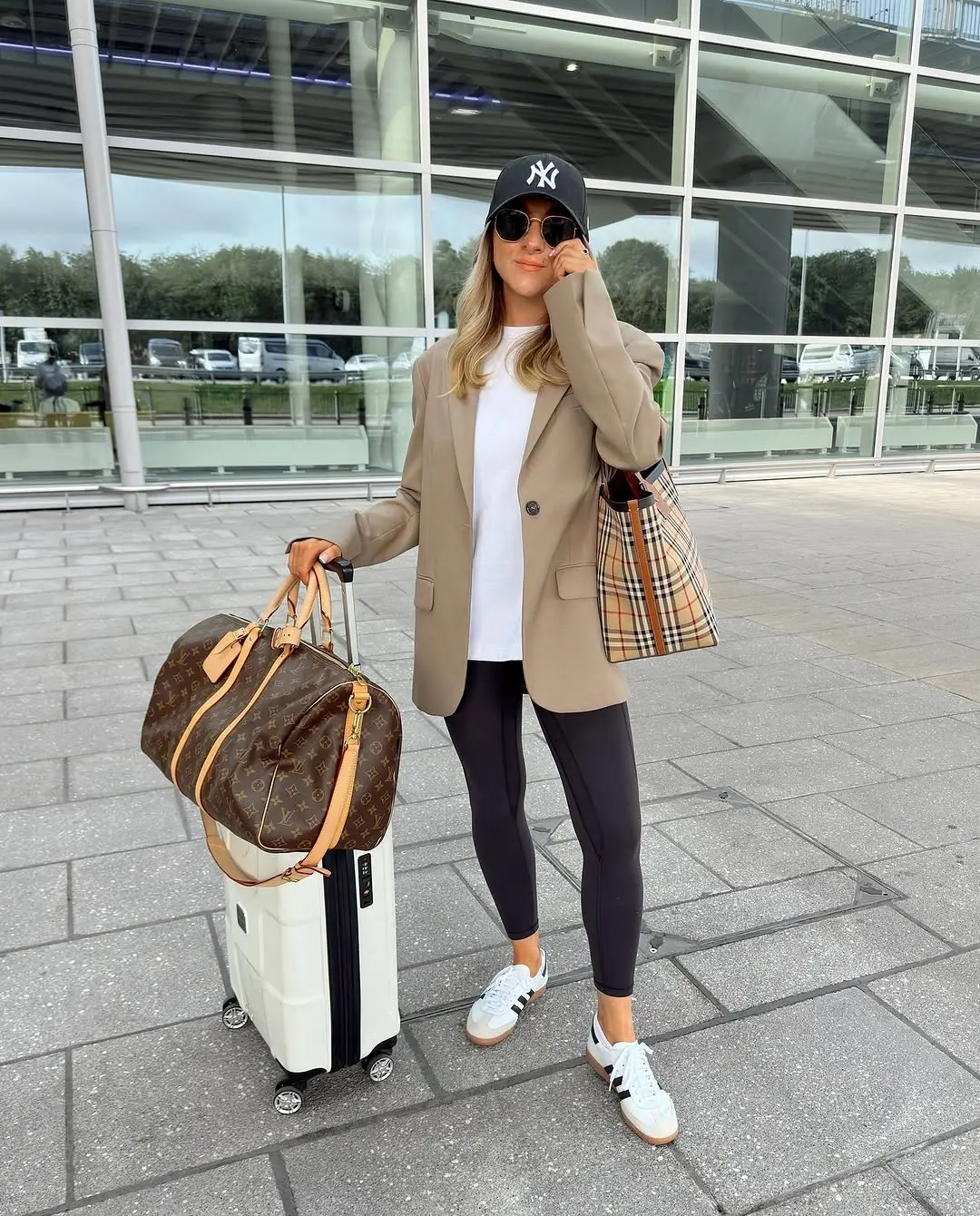 Chic TravelLook: Leggings and Blazer Combo
