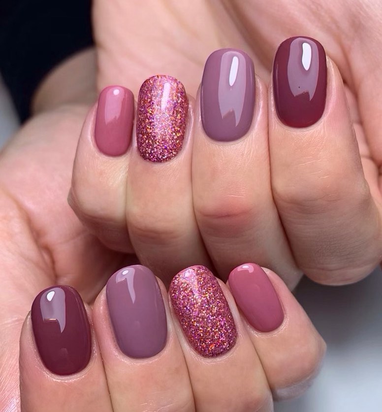 Stylish mauve nails with elegant glitter contrast