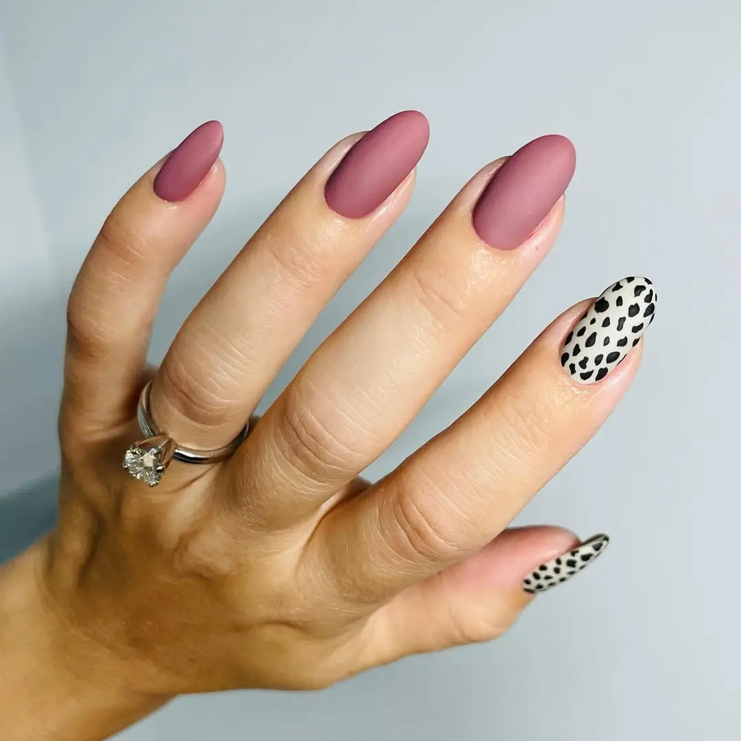 Chic mauve nails with stylish accent design