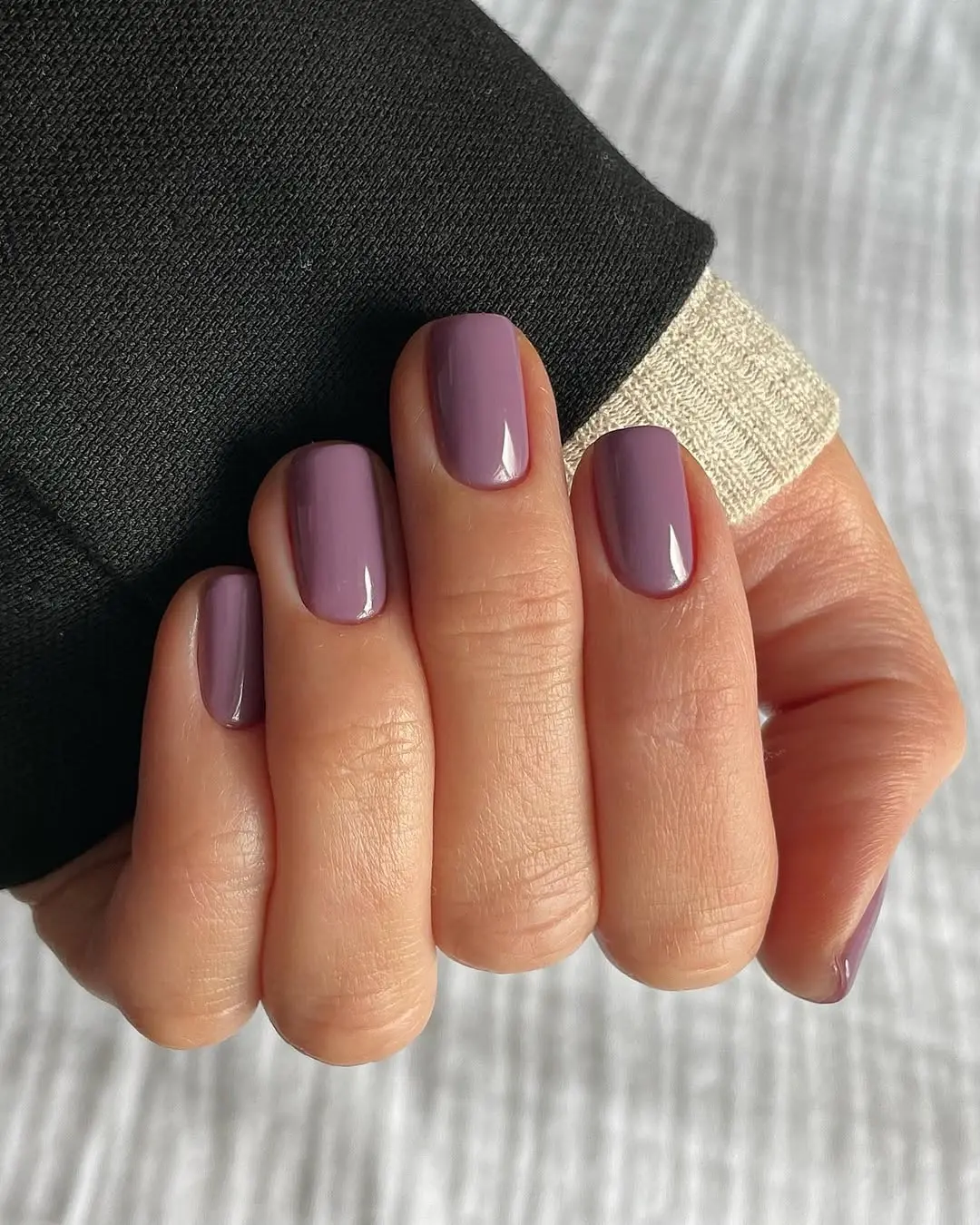 Chic mauve nails for a modern look