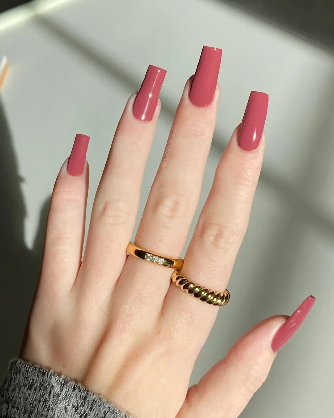 Chic mauve nails with elegant rings