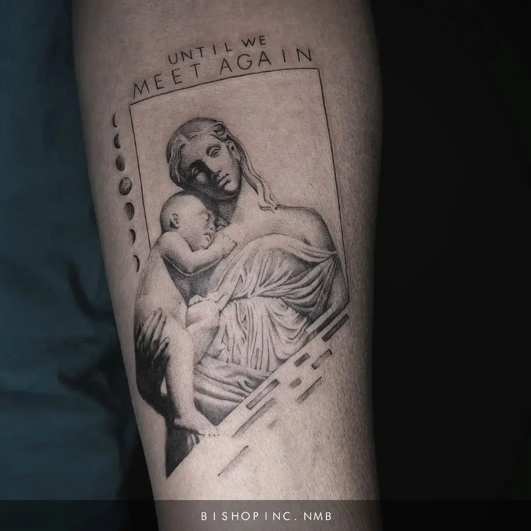 Elegant tribute to motherhood through artistic ink