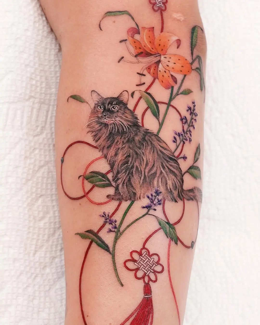 Captivating blend of feline and floral motifs
