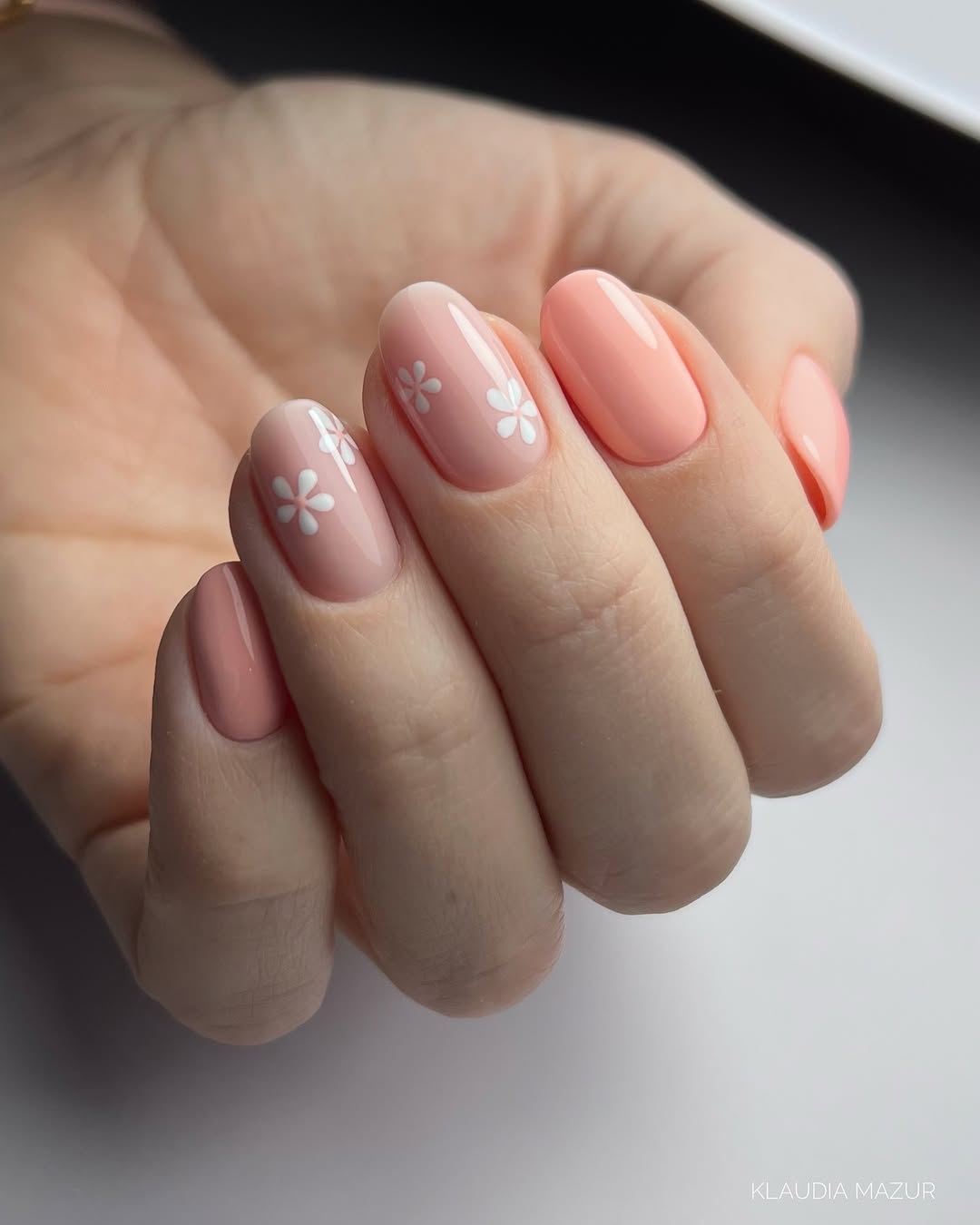 Charming peach nails with floral details