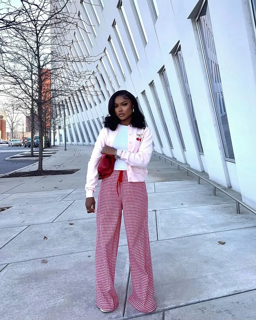 Chic Pink Pants for a Casual Day Out