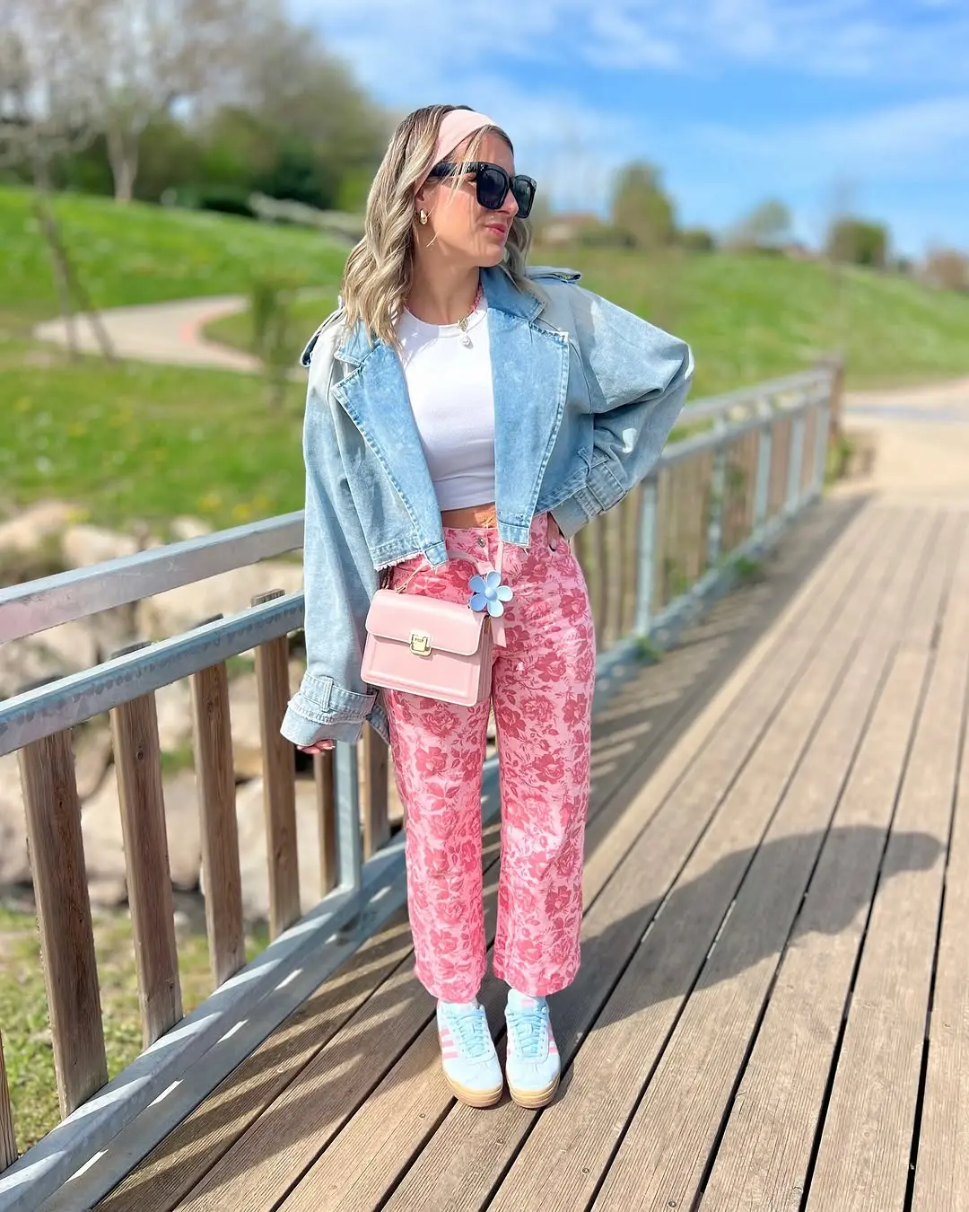 Chic spring look with pink floral pants
