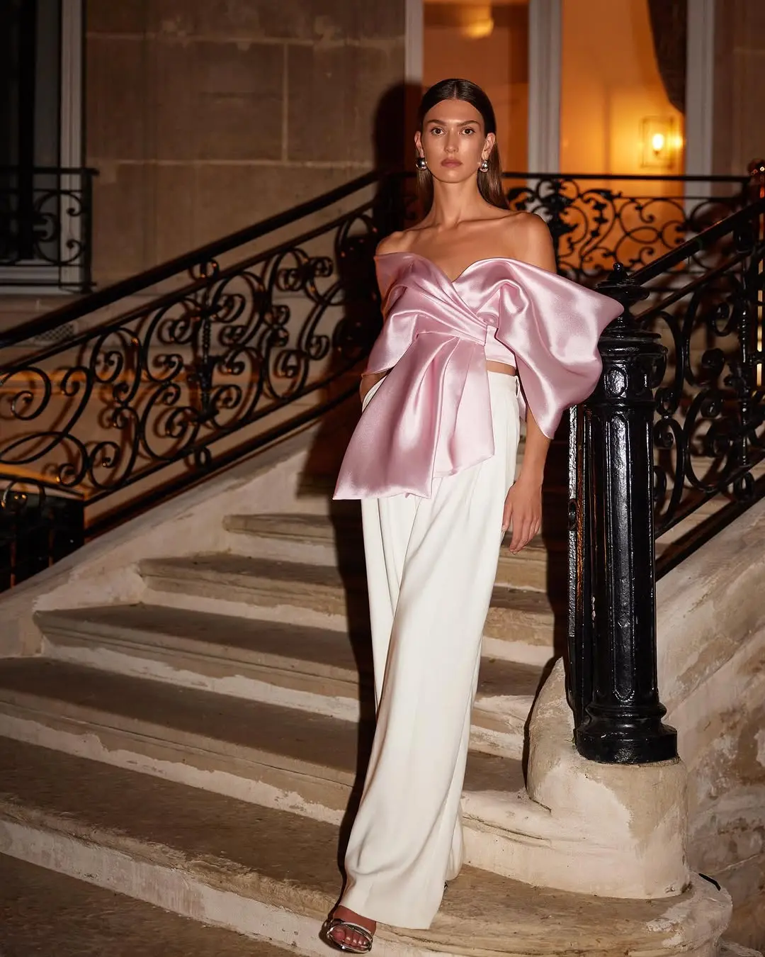 Chic white pants for a stylish evening out