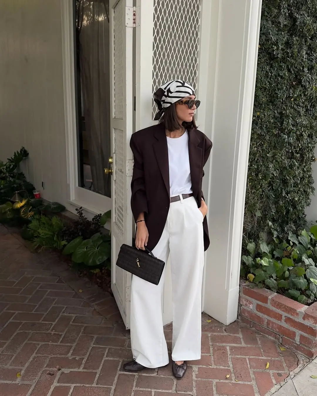 Chic White Pants Look with a Twist