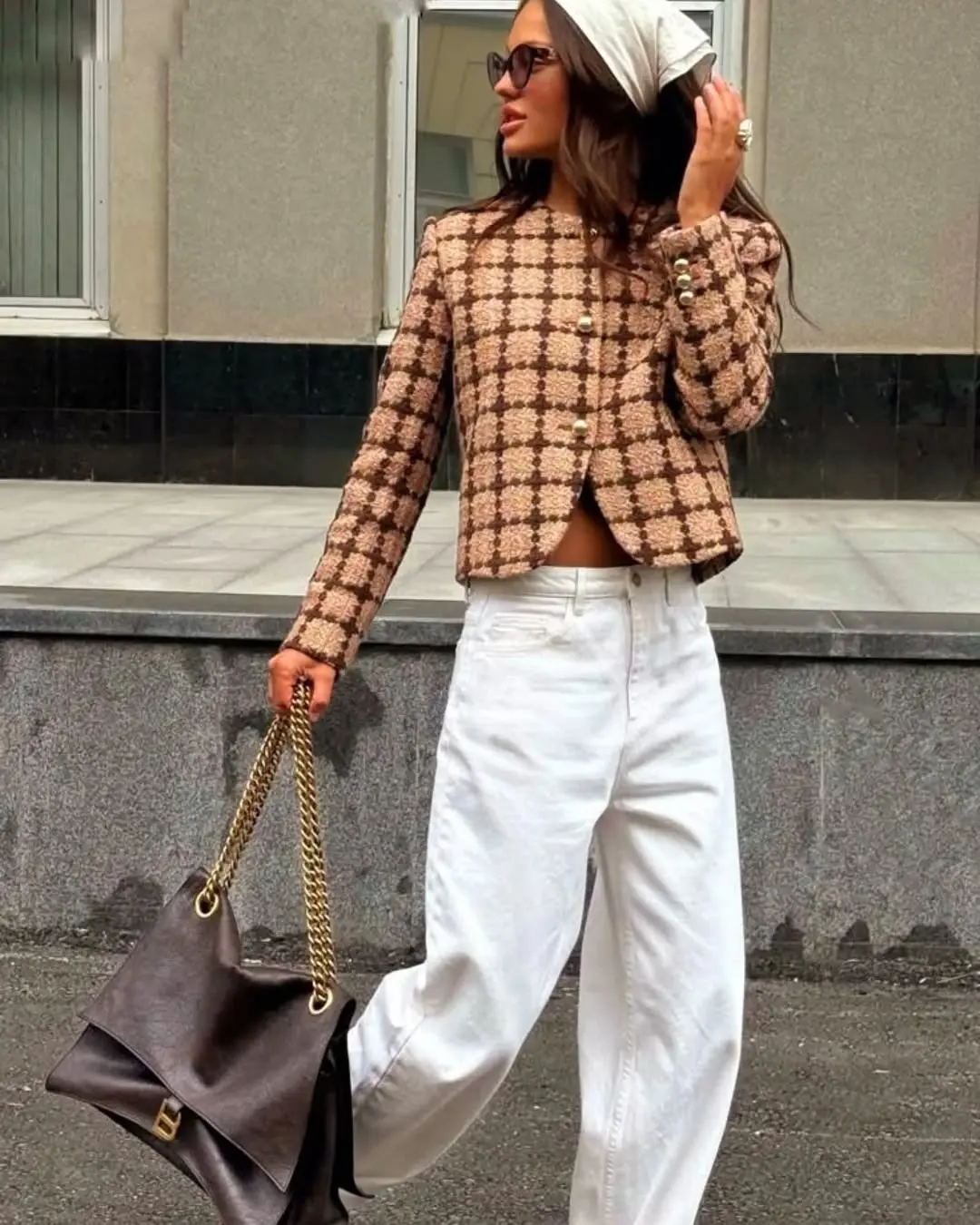 Chic and effortless white pants ensemble