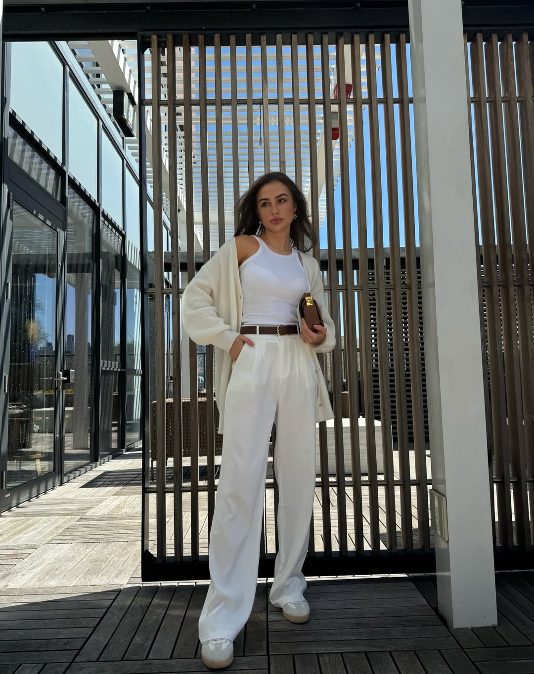 Chic white pants for a laid-back summer look