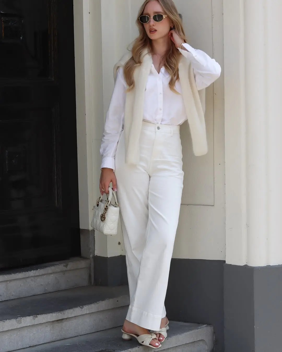 Chic white pants for a sophisticated look