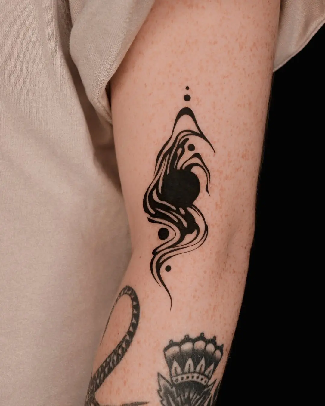 Fluid shapes create mesmerizing visual impact