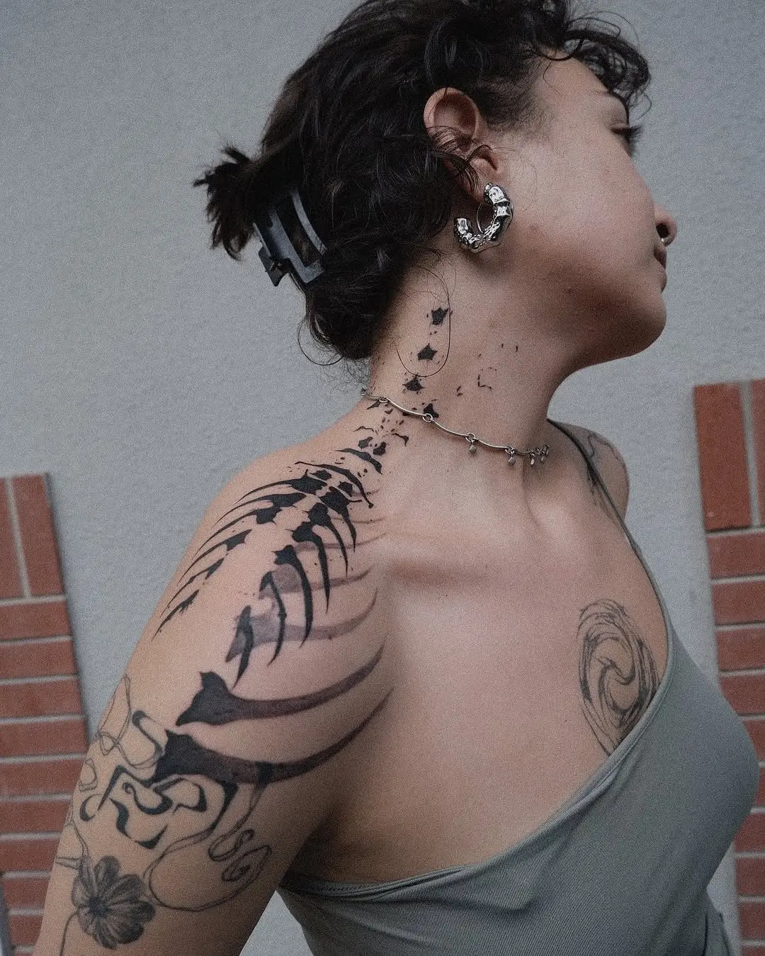 Dynamic abstract tattoo design on shoulder