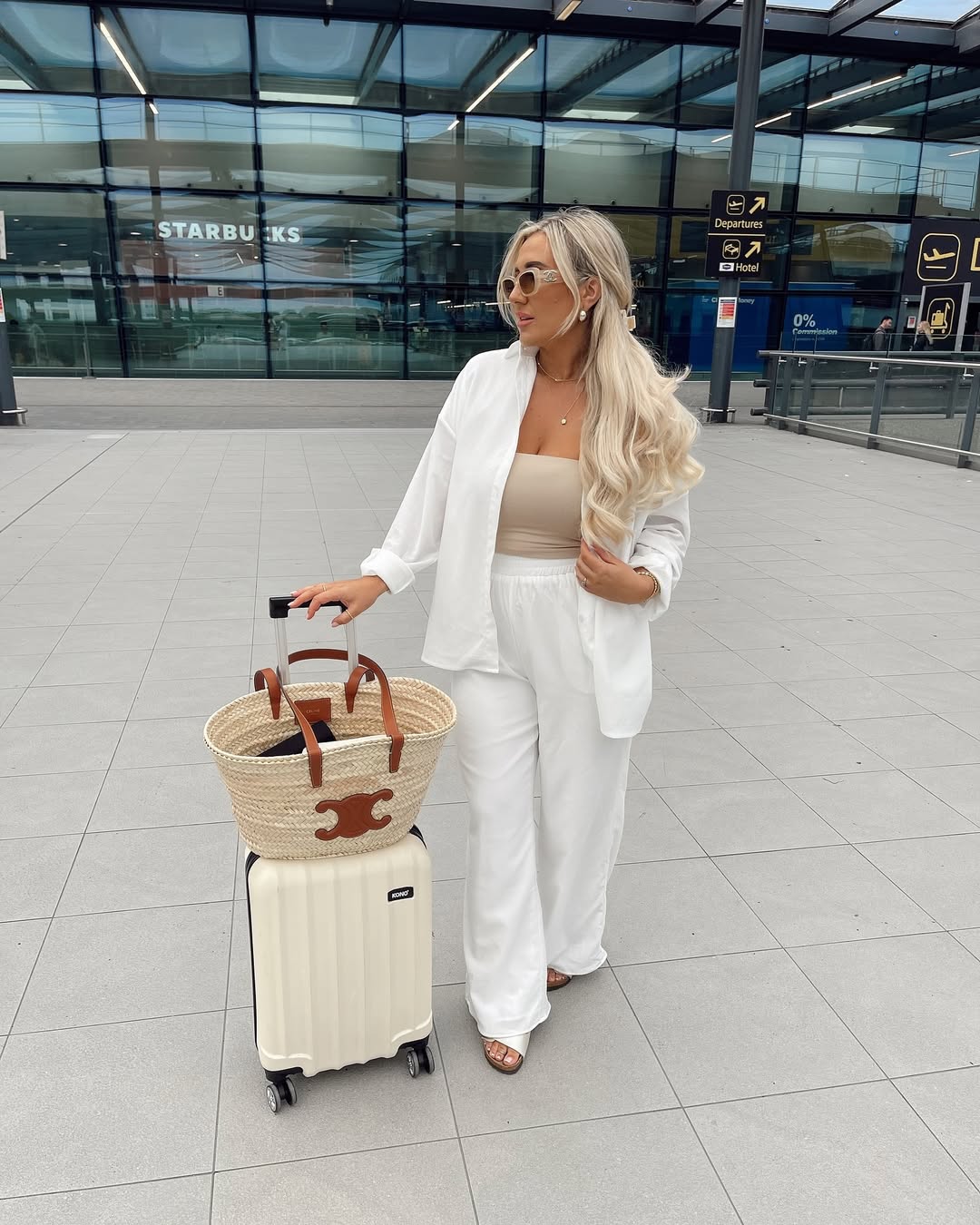 Chic and Comfortable Airport Outfit Inspiration