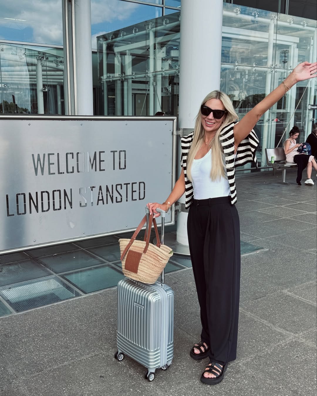 Chic Travel Look with Stripes and Comfort
