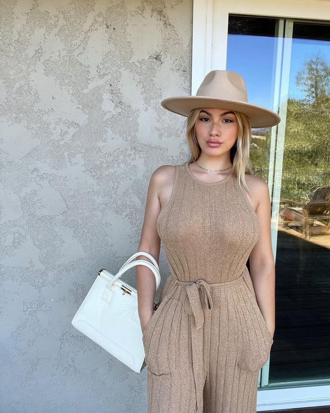 Chic beige jumpsuit with trendy accessories
