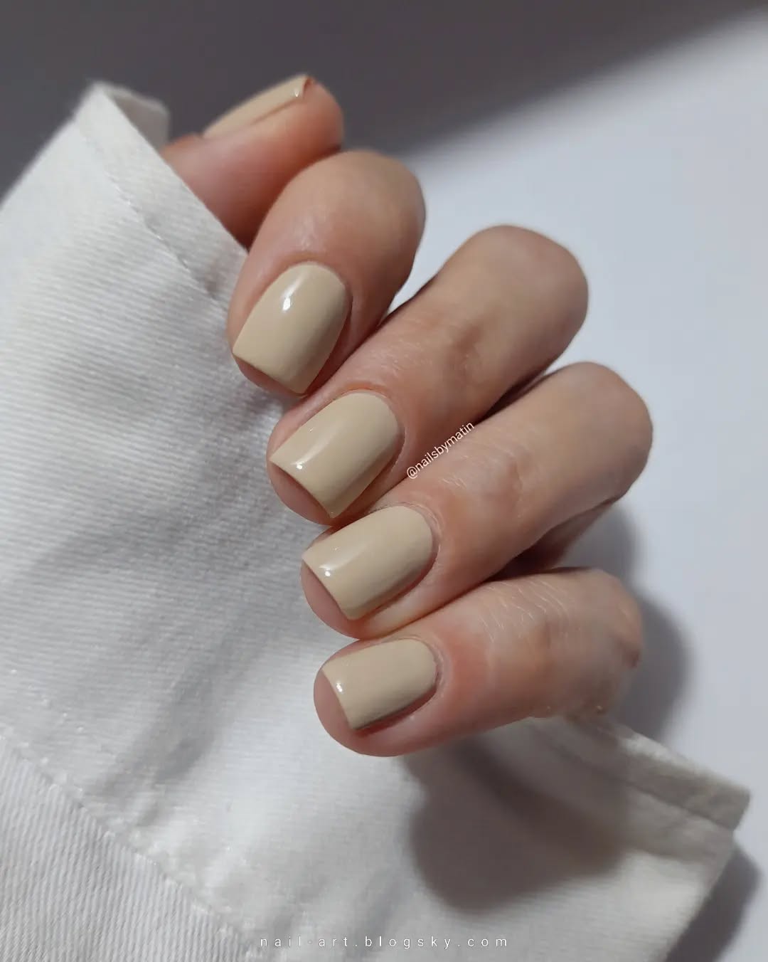 Chic beige nails for understated elegance