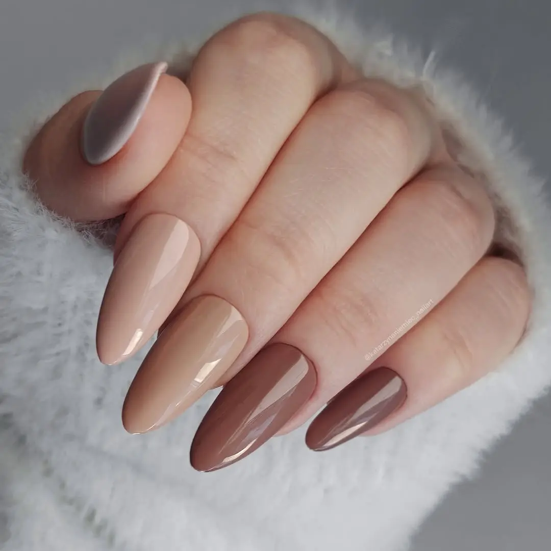 Elegant beige nails for a cozy vibe