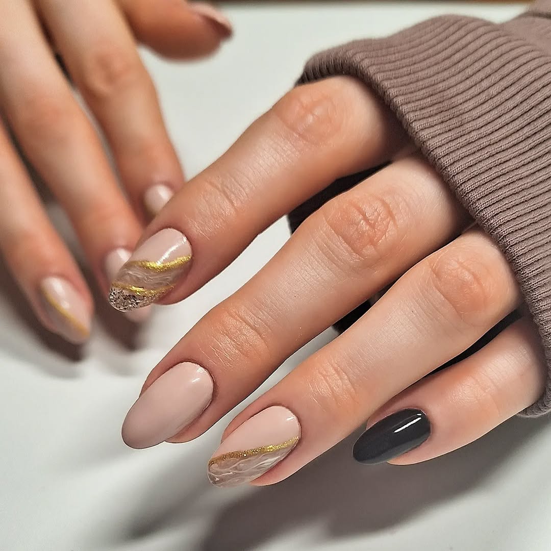 Elegant beige nails with gold accents