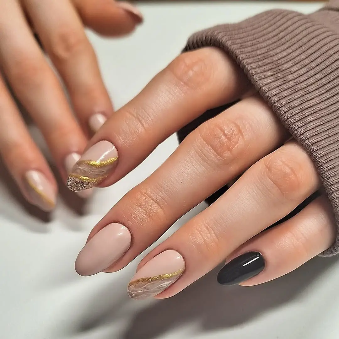 Elegant beige nails with gold accents