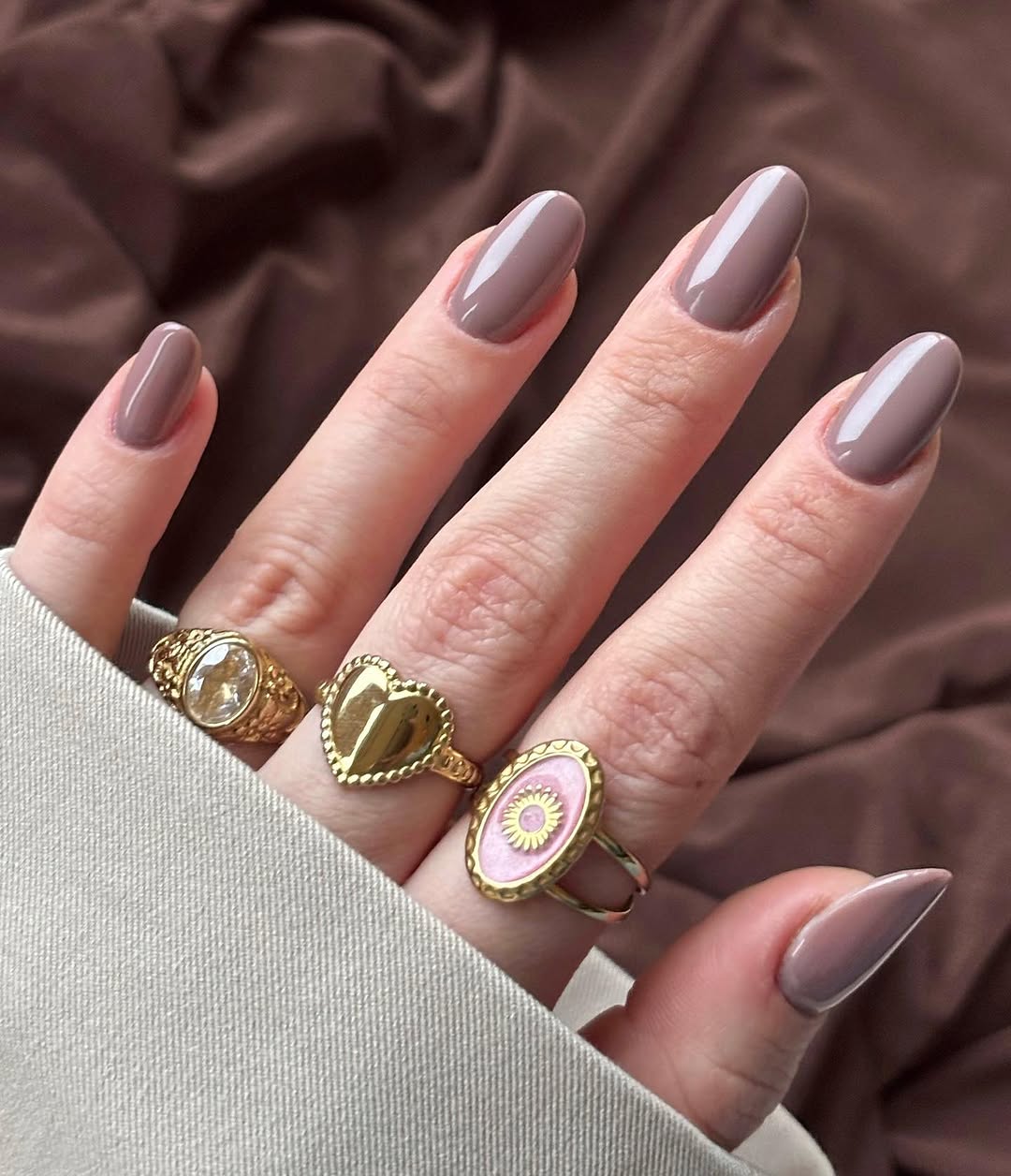 Elegant beige nails with stunning gold rings