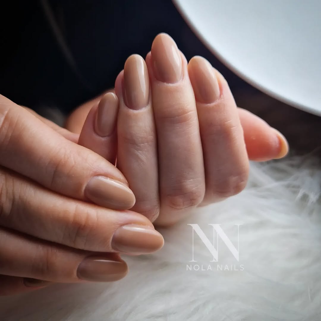 Elegant beige nails with a glossy finish