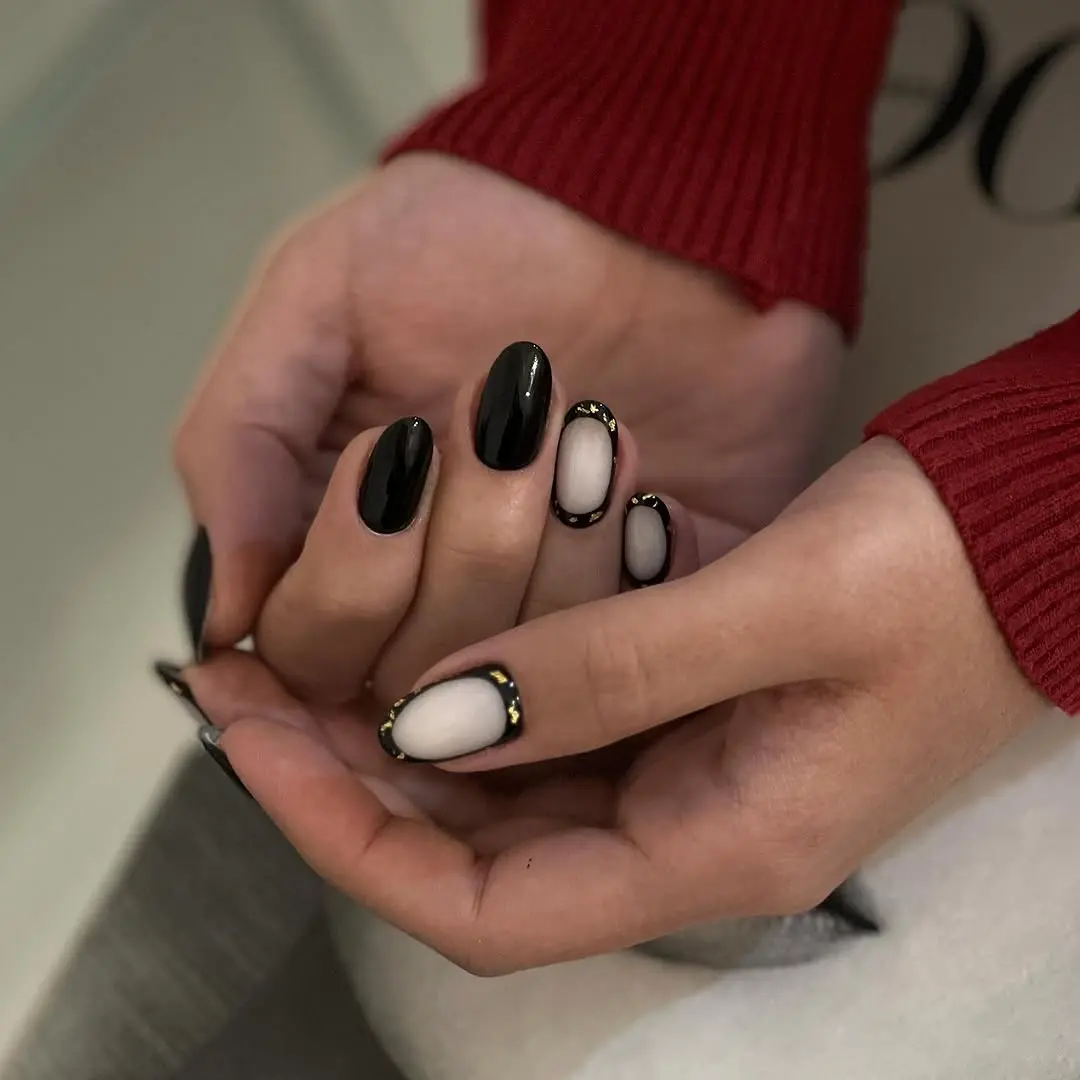 Chic black nails with elegant accents and design