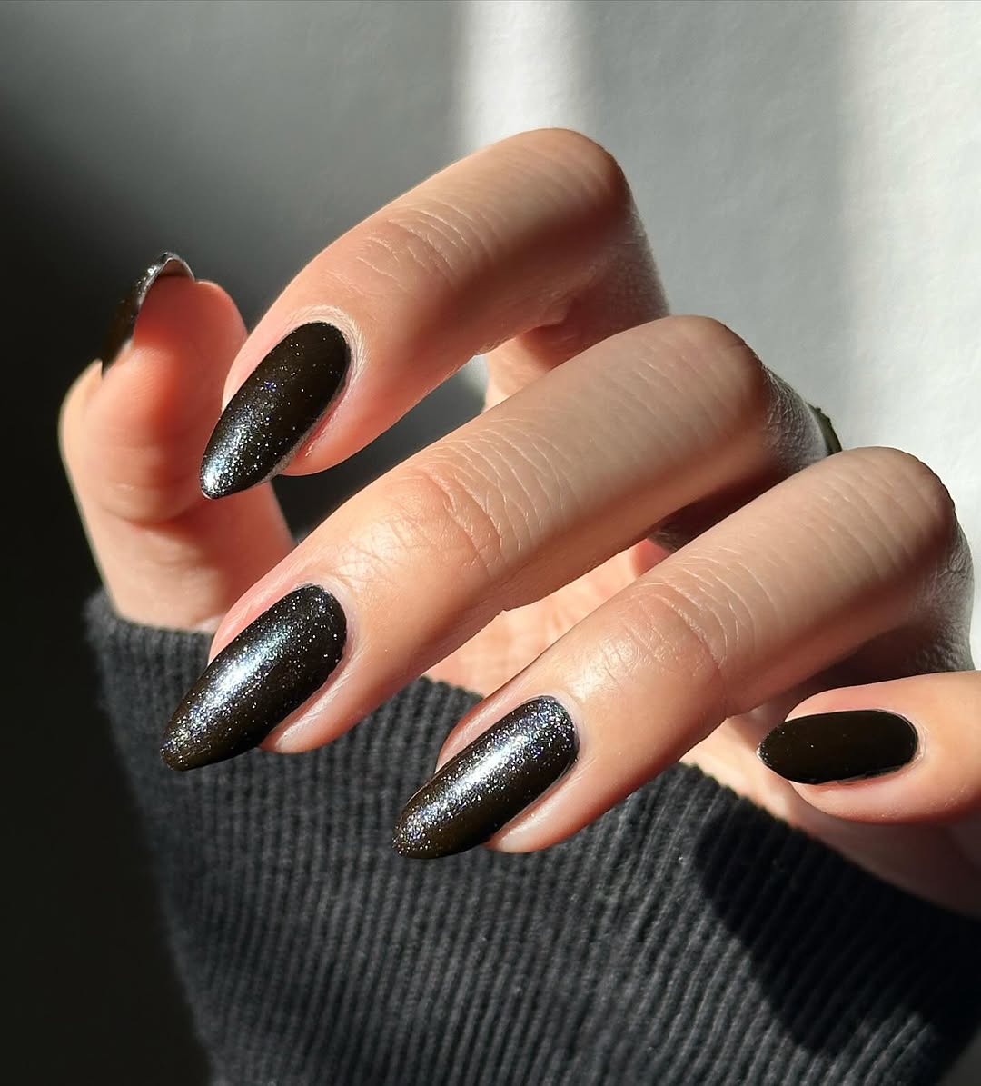 Glamorous black nails with a hint of sparkle