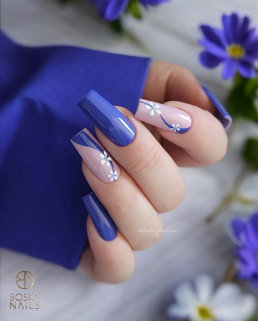 Chic blue nails with delicate floral designs