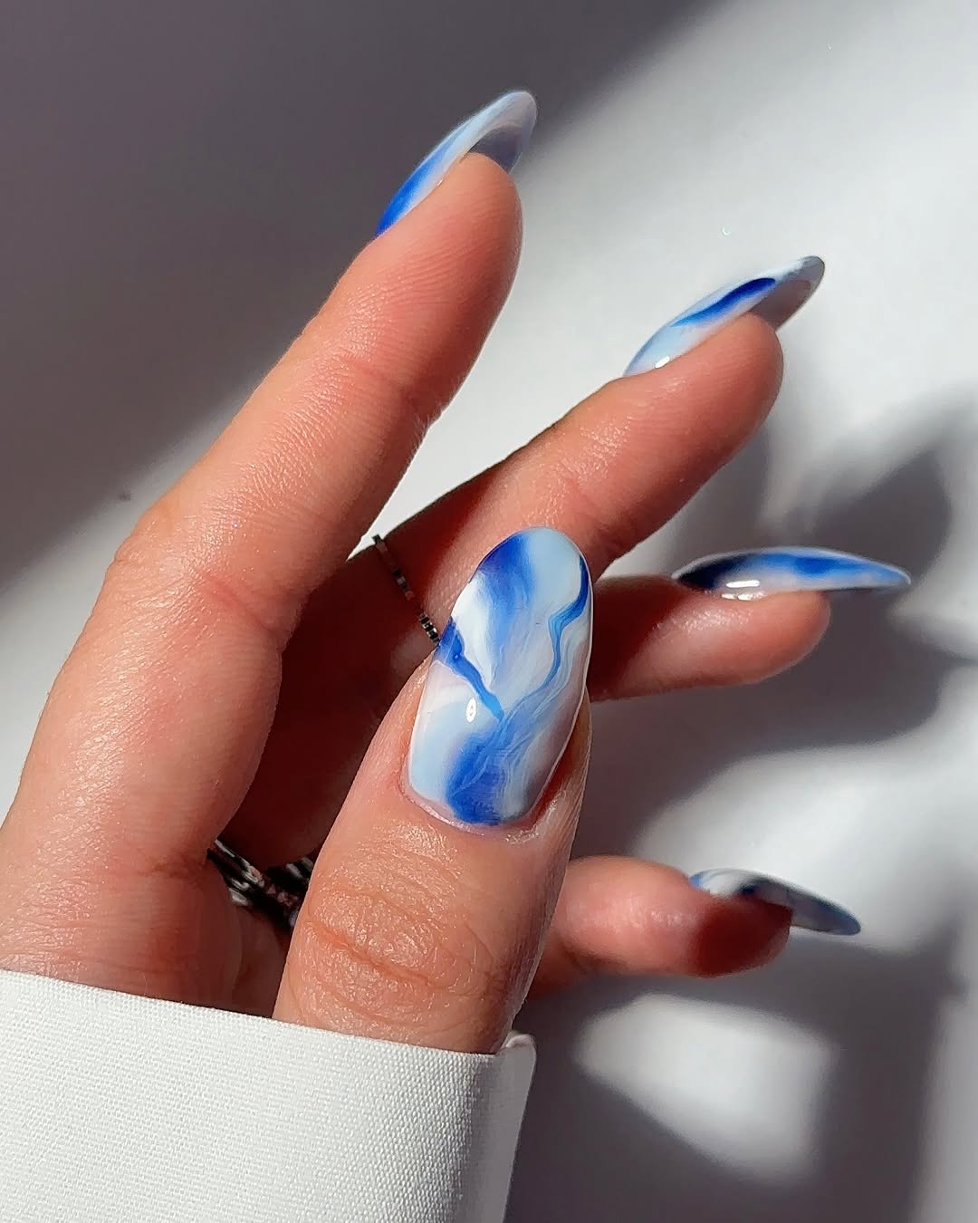 Marble blue nail art for stylish vibes