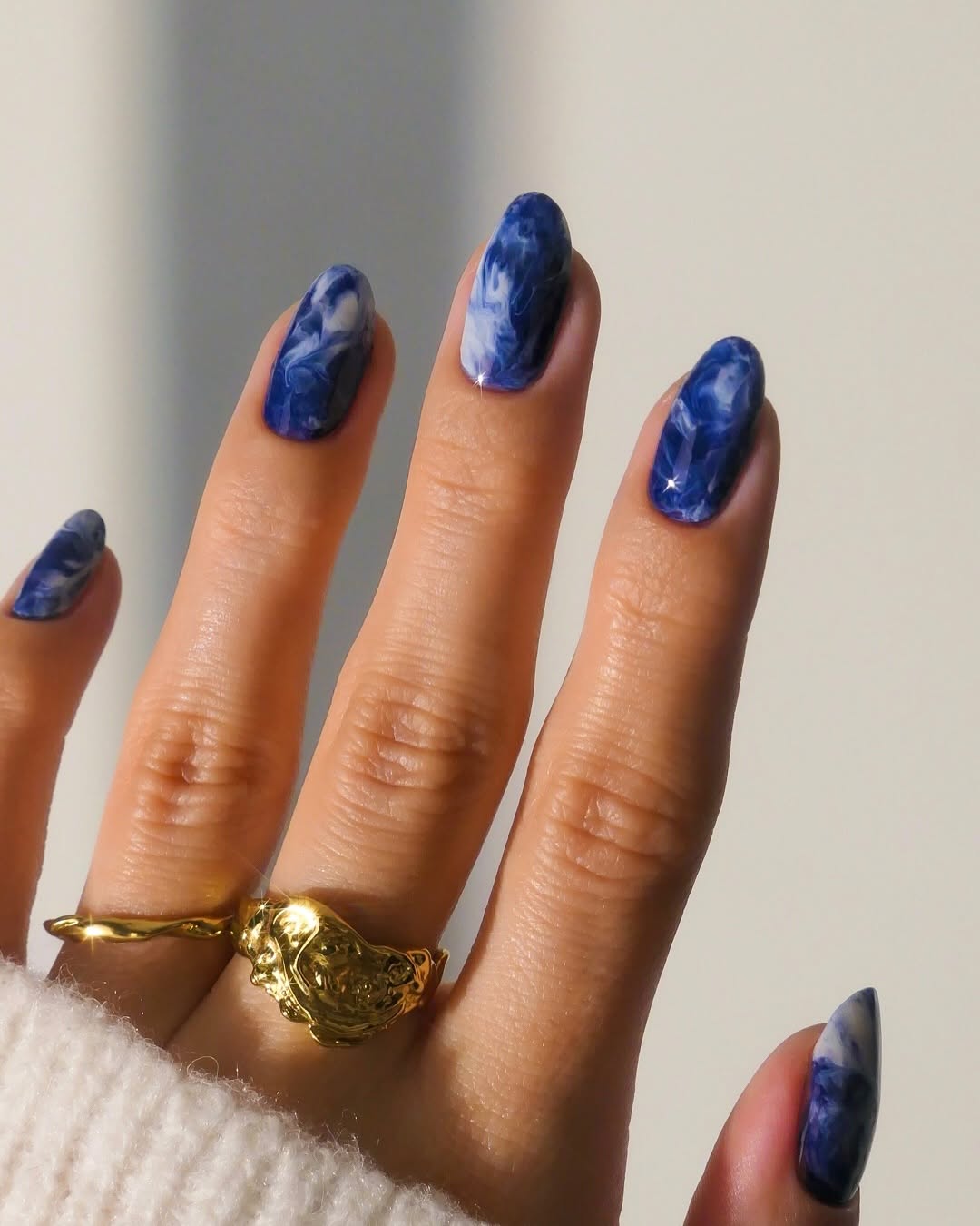 Stunning marble blue nail design for elegance